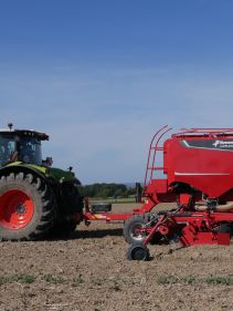 Kverneland u-drill plus, ombined grain and fertiliser version, operating at high speed