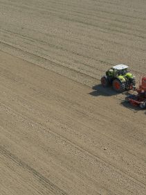 Kverneland u-drill plus, ombined grain and fertiliser version, operating at high speed