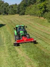 Plain Mowers - Vicon EXTRA 332XF, designed for narrow swathing and wide spreading, first front disc mower with with an actively driven swath former