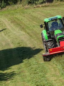 Plain Mowers - Vicon EXTRA 332XF, designed for narrow swathing and wide spreading, first front disc mower with with an actively driven swath former