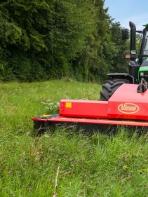 Plain Mowers - Vicon EXTRA 332XF, designed for narrow swathing and wide spreading, first front disc mower with with an actively driven swath former