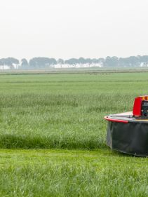 Plain Mowers - Vicon EXTRA 332XF, designed for narrow swathing and wide spreading, first front disc mower with with an actively driven swath former