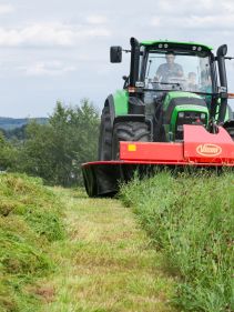 Plain Mowers - Vicon EXTRA 332XF, designed for narrow swathing and wide spreading, first front disc mower with with an actively driven swath former