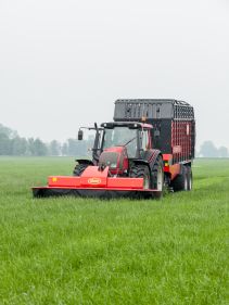 Plain Mowers - Vicon EXTRA 332XF, designed for narrow swathing and wide spreading, first front disc mower with with an actively driven swath former