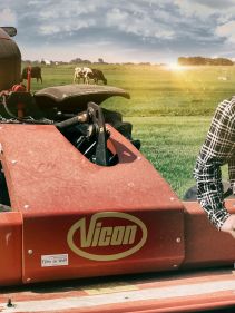 Plain Mowers - Vicon EXTRA 332XF, designed for narrow swathing and wide spreading, first front disc mower with with an actively driven swath former