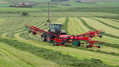 Quatre andaineurs à rotor - Kverneland 94125 C Plus, pour une gestion optimale des fourrières