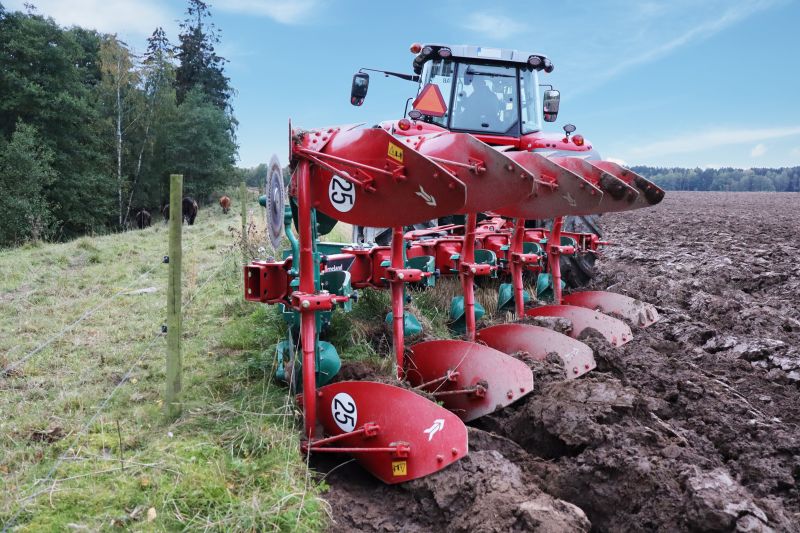 Kverneland 2500-S on field with mounted reversible plough