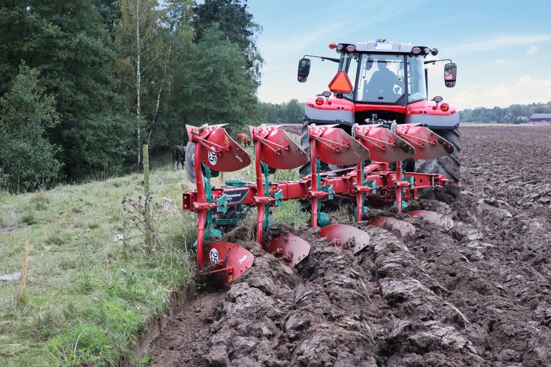 Kverneland 2500-S on field with mounted reversible plough