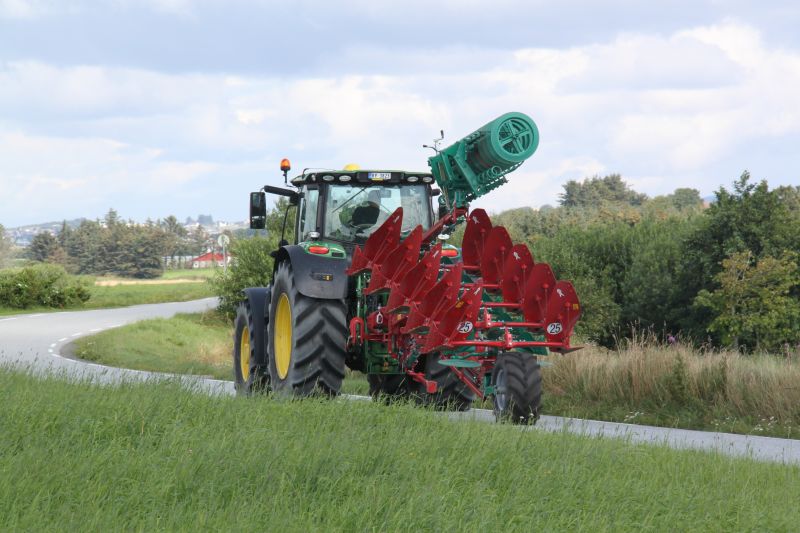 Kverneland 3300 S, compact travelling above ground dragged by tractor