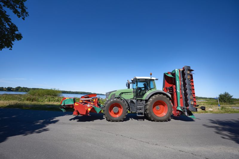 Mower conditioners - Kverneland 53100 MT, folded and transported