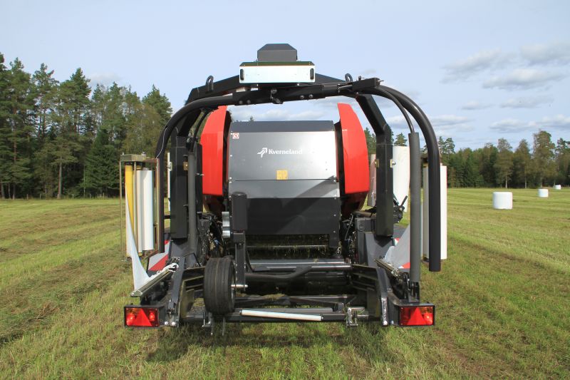 Fixed Chamber Baler-Wrapper combinations - Kverneland 6350 Plus FlexiWrap, efficient twin satellite wrapper