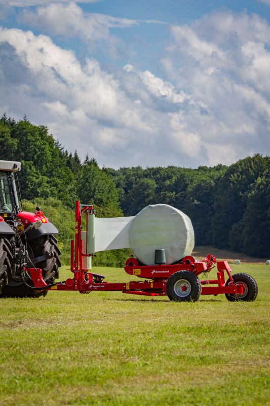 Round Bale Wrappers - Kverneland 7730, made for smaller tractors but still fully atuomatic