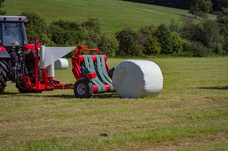 Round Bale Wrappers - Kverneland 7730, made for smaller tractors but still fully atuomatic