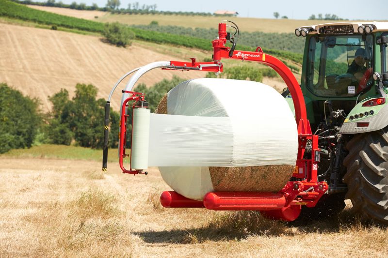 Round Bale Wrappers - Kverneland 7820, gently self-loading system and can wrap on the move so it operates effectively