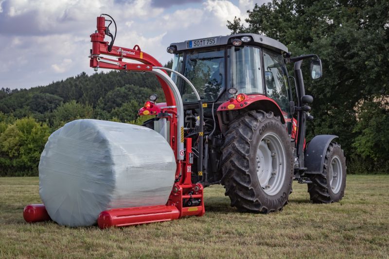 Round Bale Wrappers - Kverneland 7820, gently self-loading system and can wrap on the move so it operates effectively