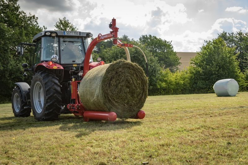 Round Bale Wrappers - Kverneland 7820, gently self-loading system and can wrap on the move so it operates effectively