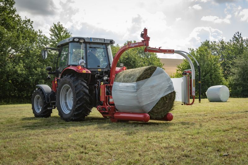 Round Bale Wrappers - Kverneland 7820, gently self-loading system and can wrap on the move so it operates effectively