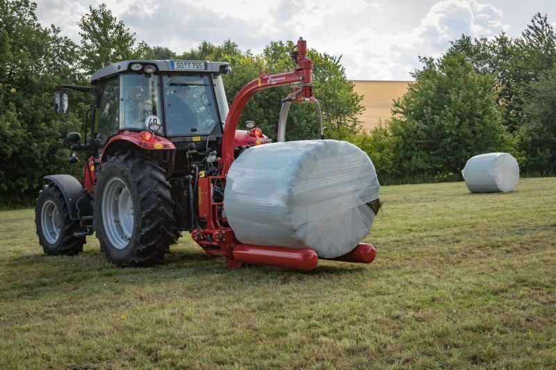 Round Bale Wrappers - Kverneland 7820, gently self-loading system and can wrap on the move so it operates effectively