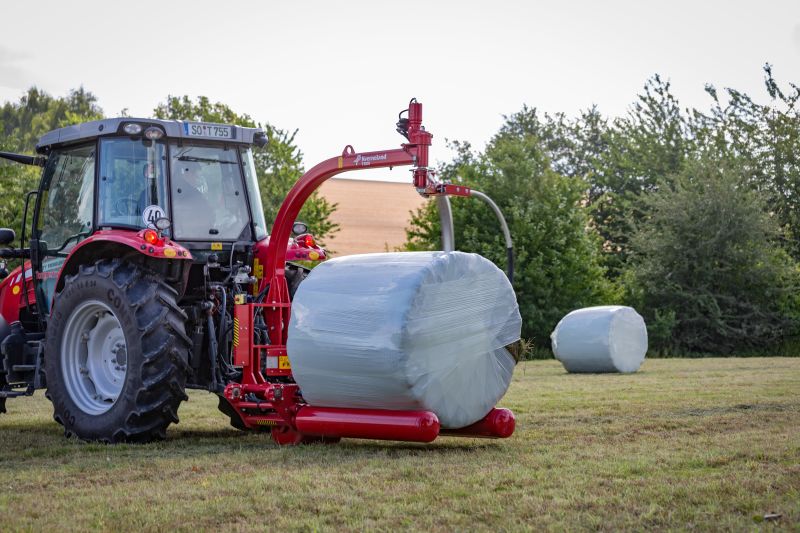 Round Bale Wrappers - Kverneland 7820, gently self-loading system and can wrap on the move so it operates effectively