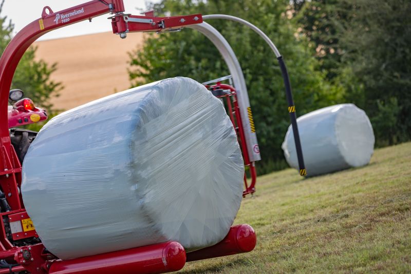 Round Bale Wrappers - Kverneland 7820, gently self-loading system and can wrap on the move so it operates effectively