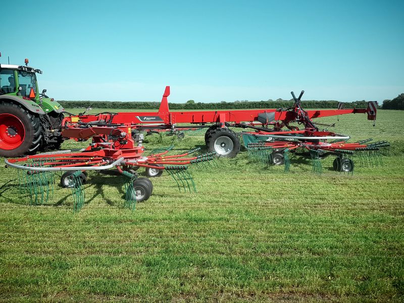 Four Rotor Rakes - Kverneland 97150 C, optimal ground pressure with high output and capacity