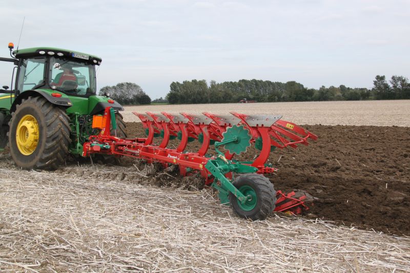 Kverneland EG LB efficient plough for medium to heavy soils, great range of accessories