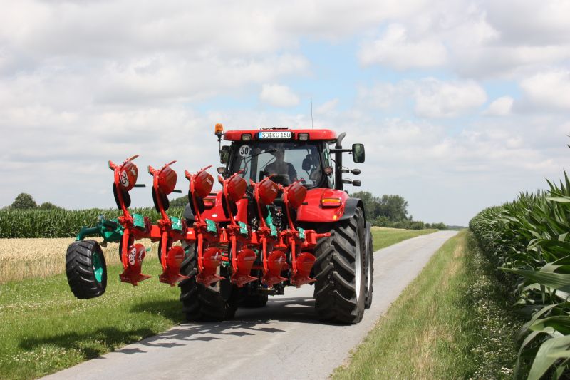 Kverneland Ecomat compact while travelling above ground, dragged by tractor