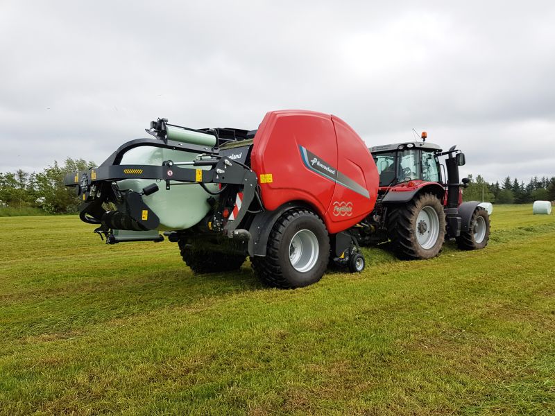 Fixed Chamber Baler-Wrapper combinations - FastBale Kverneland, operating super efficiently and non stop on field