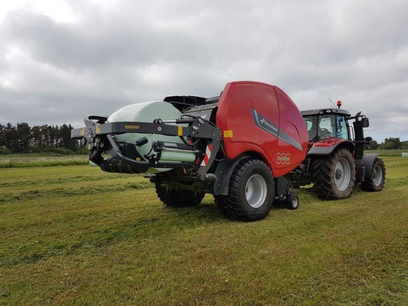 Fixed Chamber Baler-Wrapper combinations - FastBale Kverneland, operating super efficiently and non stop on field