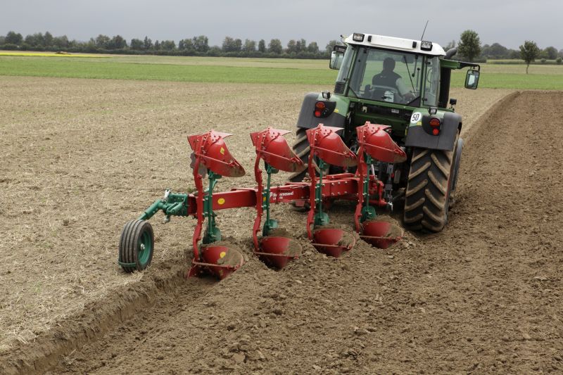 Kverneland EG LB efficient plough for medium to heavy soils, great range of accessories