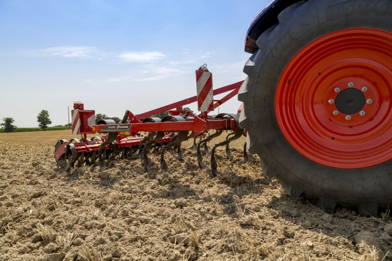 Stubble Cultivators - Kverneland Turbo powerful and efficient in use during operation