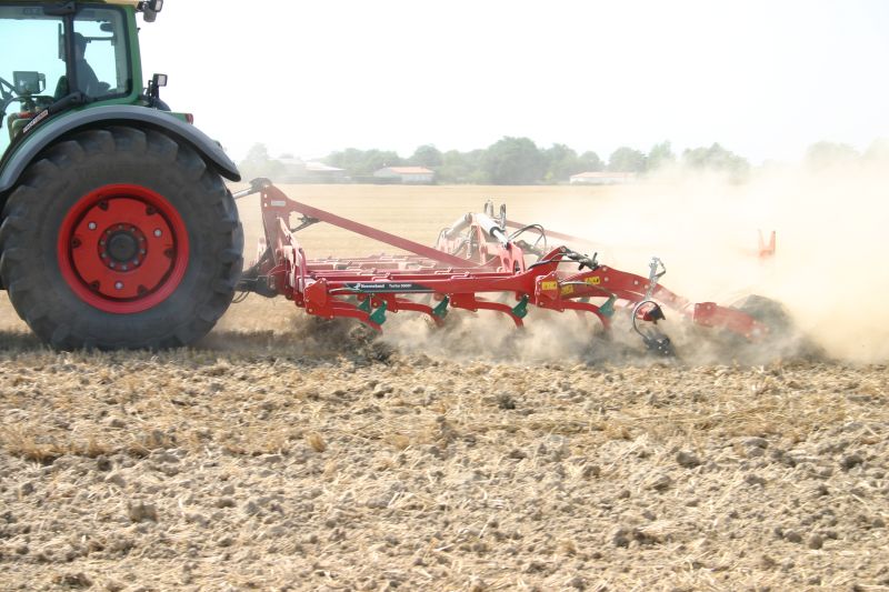 Stubble Cultivators - Kverneland Turbo powerful and efficient in use during operation