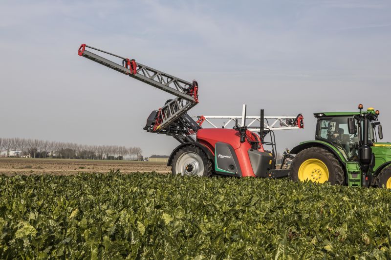 Kverneland iXtrack T3, compact sprayer, stable and precise with intelligent technology