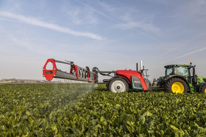 Kverneland iXtrack T3, compact sprayer, stable and precise with intelligent technology