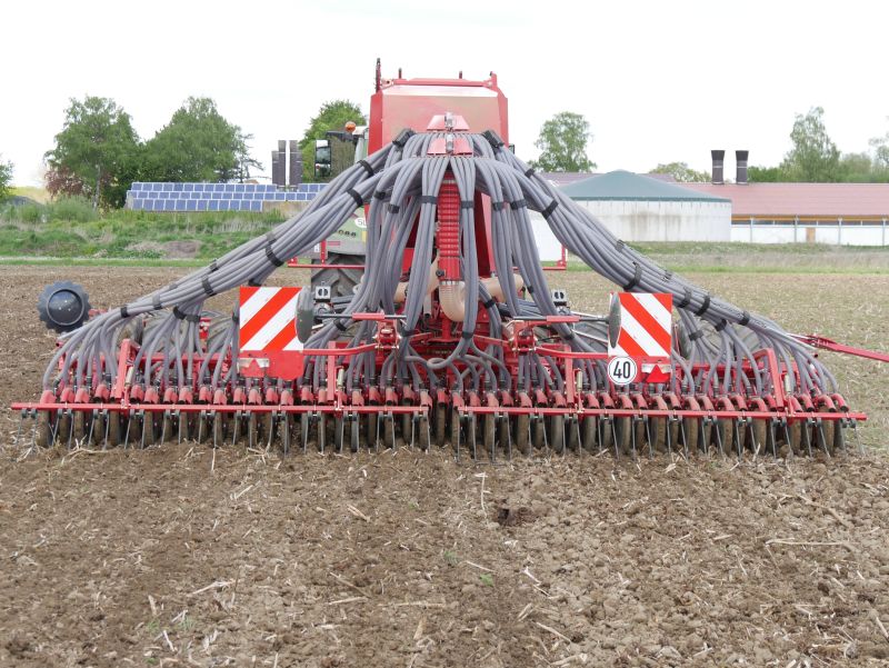 Kverneland u-drill plus, ombined grain and fertiliser version, operating at high speed