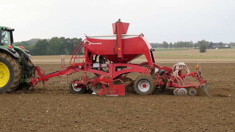 Kverneland u-drill, universal seed drill combination - seedbed preparation and levelling