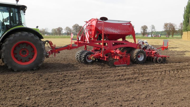 Kverneland u-drill, universal seed drill combination - seedbed preparation and levelling