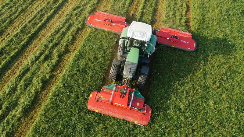 Mower conditioners - Kverneland 53100 MT, butterfly mower combination with QuattroLink suspension concept
