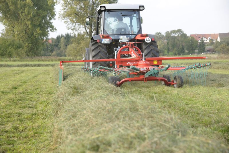 Single Rotor Rakes - Kverneland 9542 - 9546, folded in transportation