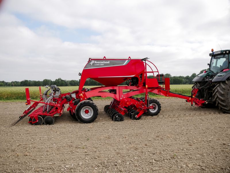 Kverneland u-drill, universal seed drill combination - seedbed preparation and levelling