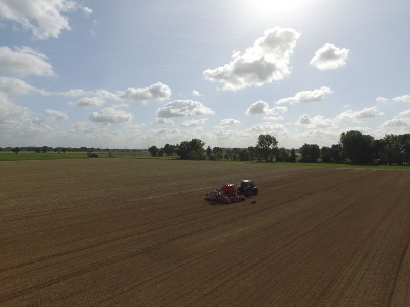 Kverneland u-drill, universal seed drill combination - seedbed preparation and levelling