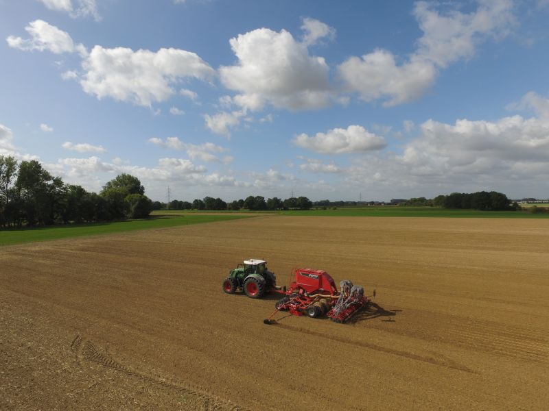 Kverneland u-drill, universal seed drill combination - seedbed preparation and levelling