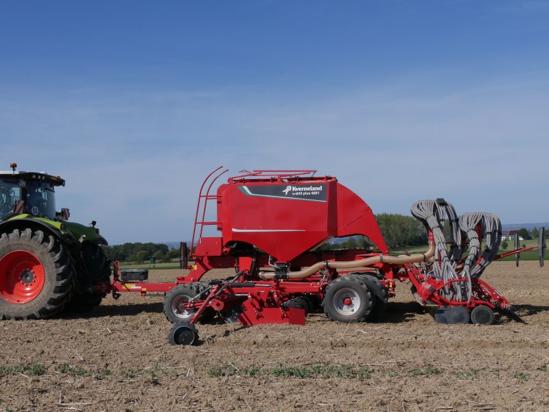 Kverneland u-drill plus, ombined grain and fertiliser version, operating at high speed