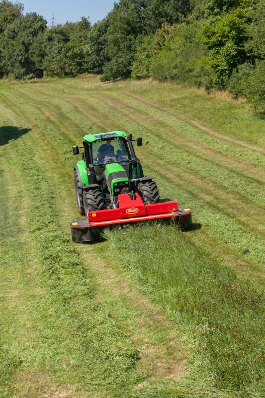 Plain Mowers - Vicon EXTRA 332XF, designed for narrow swathing and wide spreading, first front disc mower with with an actively driven swath former