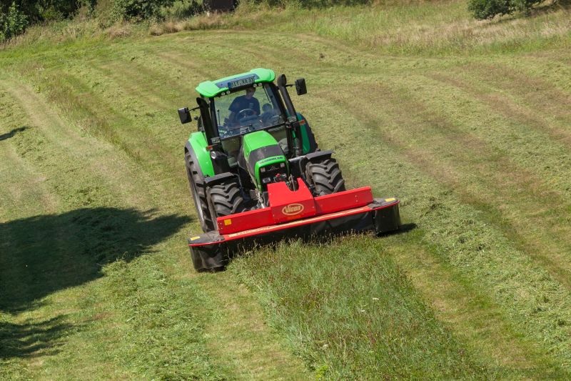 Plain Mowers - Vicon EXTRA 332XF, designed for narrow swathing and wide spreading, first front disc mower with with an actively driven swath former