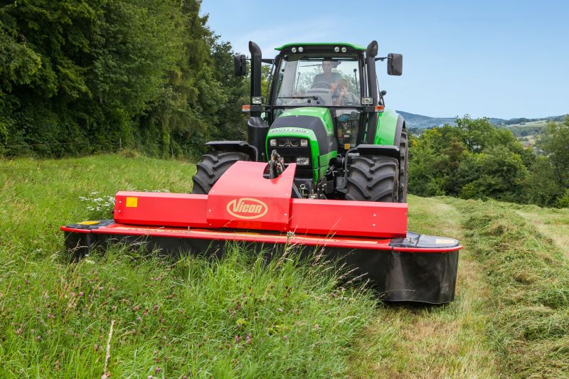 Plain Mowers - Vicon EXTRA 332XF, designed for narrow swathing and wide spreading, first front disc mower with with an actively driven swath former