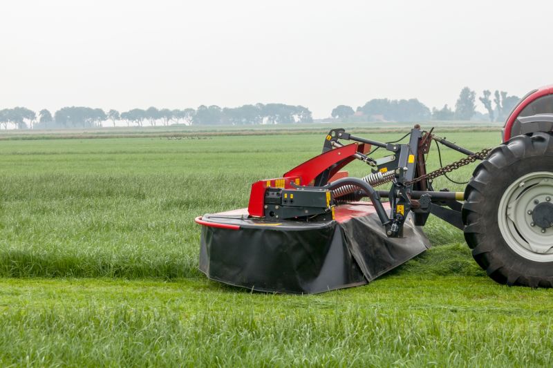 Plain Mowers - Vicon EXTRA 332XF, designed for narrow swathing and wide spreading, first front disc mower with with an actively driven swath former