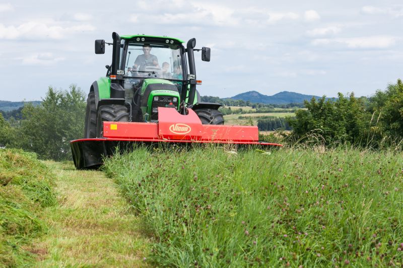 Plain Mowers - Vicon EXTRA 332XF, designed for narrow swathing and wide spreading, first front disc mower with with an actively driven swath former