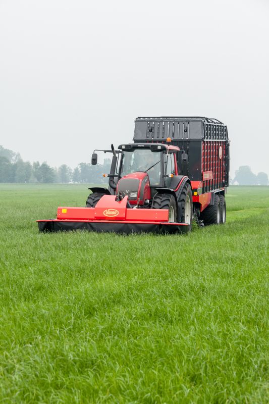 Plain Mowers - Vicon EXTRA 332XF, designed for narrow swathing and wide spreading, first front disc mower with with an actively driven swath former