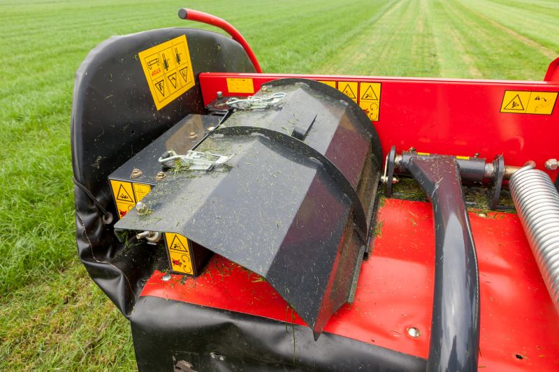 Plain Mowers - Vicon EXTRA 332XF, designed for narrow swathing and wide spreading, first front disc mower with with an actively driven swath former